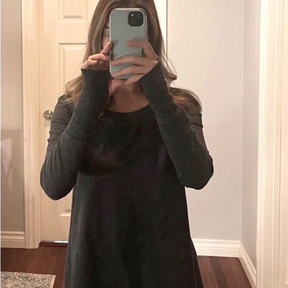 Size 4 Lululemon grey sweatshirt, curved hem - Picture 1 of 2